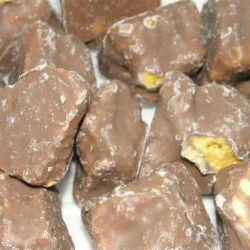 Crunchy Cinder toffee, honeycomb pieces covered in a milk chocolate coating