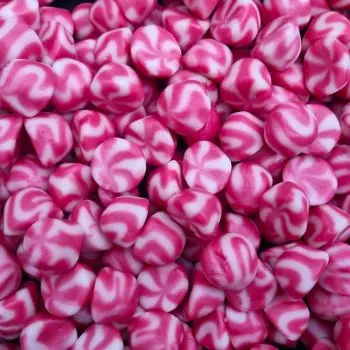Strawberry Twist Kisses - Strawberry and Cream flavour jelly sweets a with a pink and white pattern.