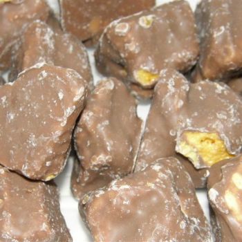 Crunchy cinder toffee, honeycomb pieces covered in a milk chocolate flavour coating